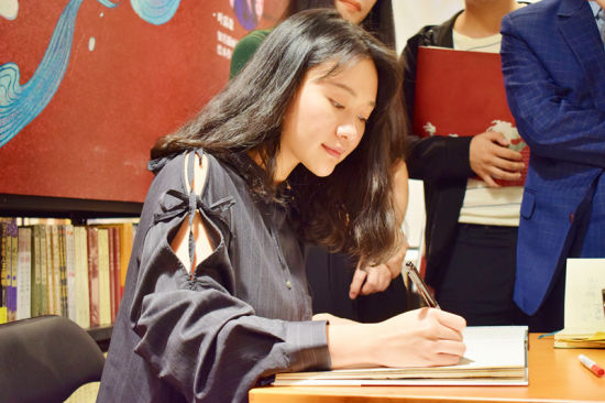 叶露盈在沪举行原创绘本《洛神赋》读者见面会 分享创作历程