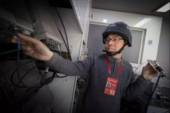 中国电信工作人员为两会提供现场通信保障。