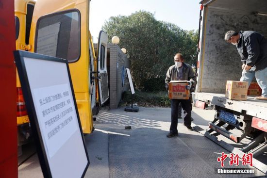 在上海复旦大学附属金山医院，工作人员正在搬运食物。 殷立勤 摄