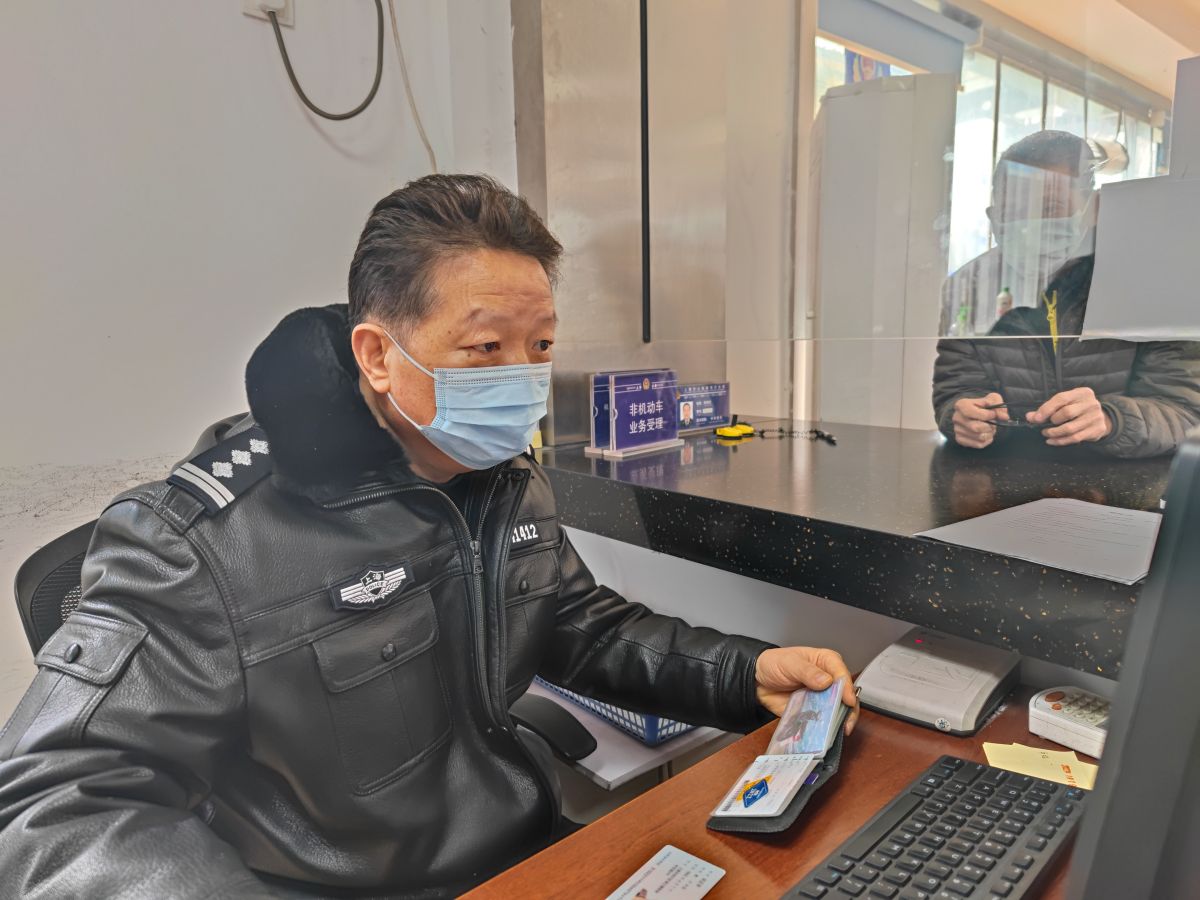 上海市公安局人口办_3分钟,居住证到手!上海即日起试点居住证线上即时办理