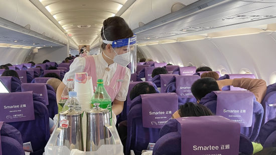 客�乘�杖�T在�w往昆明的HO1121航班上�槁每桶l放餐食，并提醒用餐需注意防疫措施