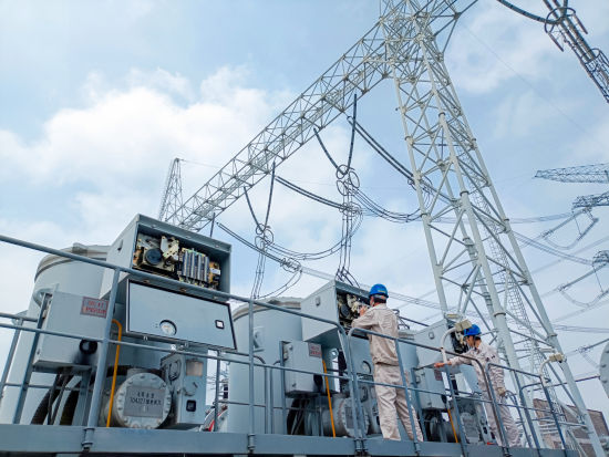 图：国网上海超高压公司组织开展特高压1000千伏练塘站母线检修工作。