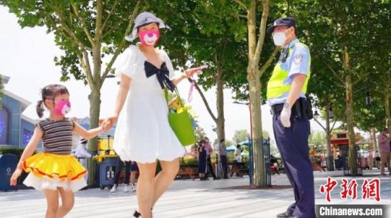 （上海戰疫錄）上海迪士尼小鎮重新對外開放 警方多措并舉保秩序