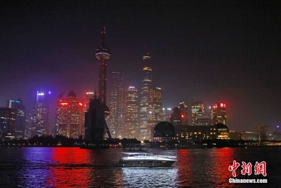 8月22日晚，上海暂停开放部分区域景观照明，游艇行驶在黄浦江上。中新社记者 殷立勤 摄