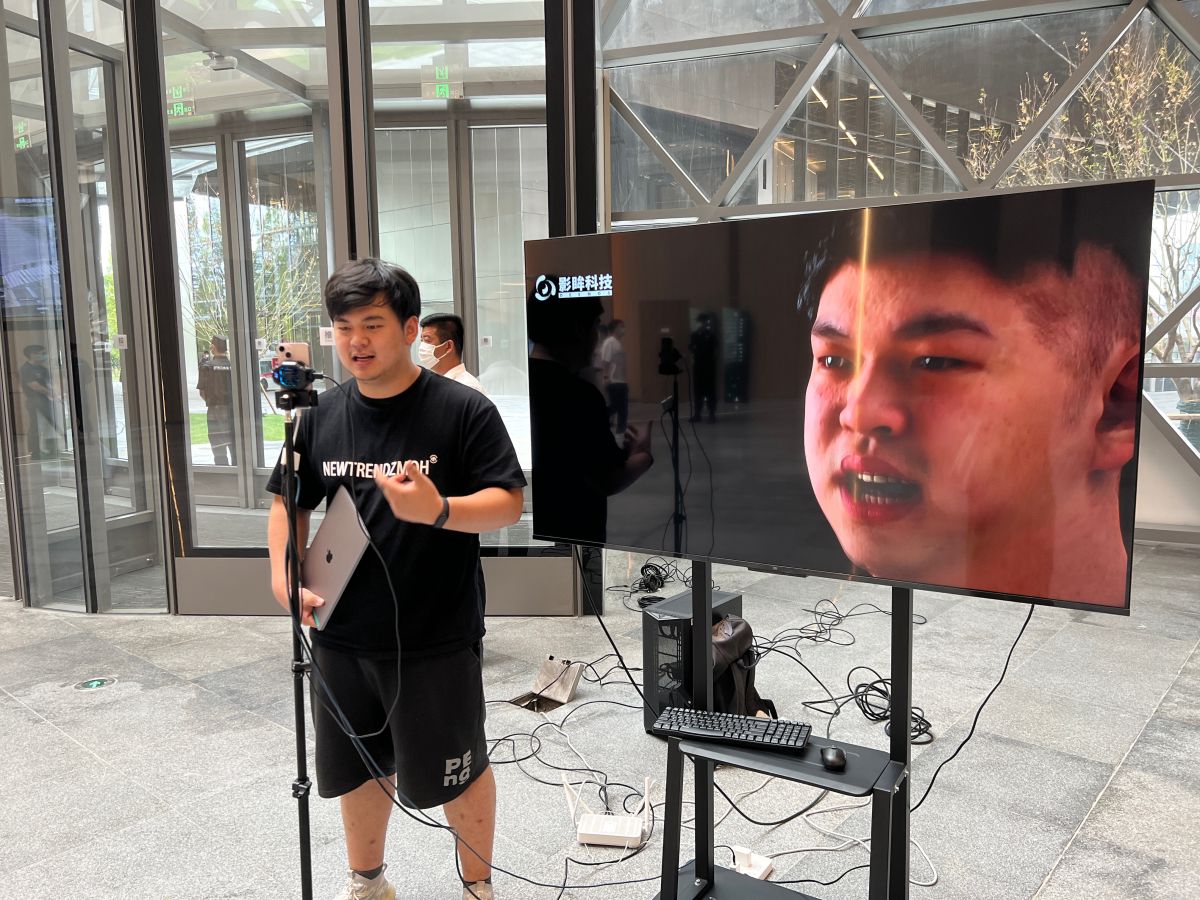 在上海张江科学会堂，一家企业工作人员在演示面部表情捕捉技术。