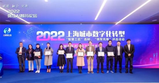 图：中国信通院上海工创中心总经理郑忠斌为获奖选手颁奖。
