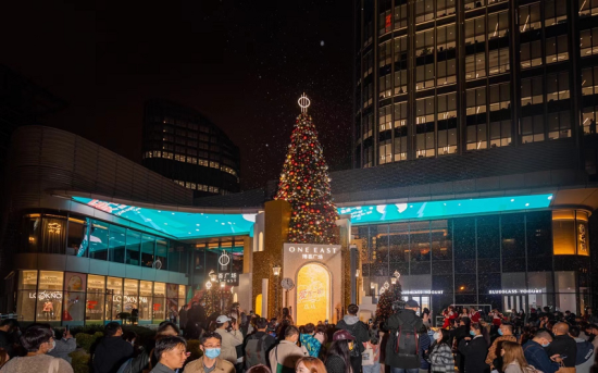 图：博荟广场ONE EAST一周年庆圣诞树亮灯。