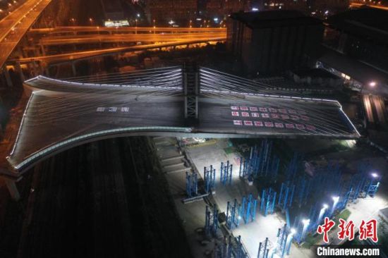 跨越7股鐵路線 中國首座超寬三維不對稱轉體橋完成毫米級“轉身”