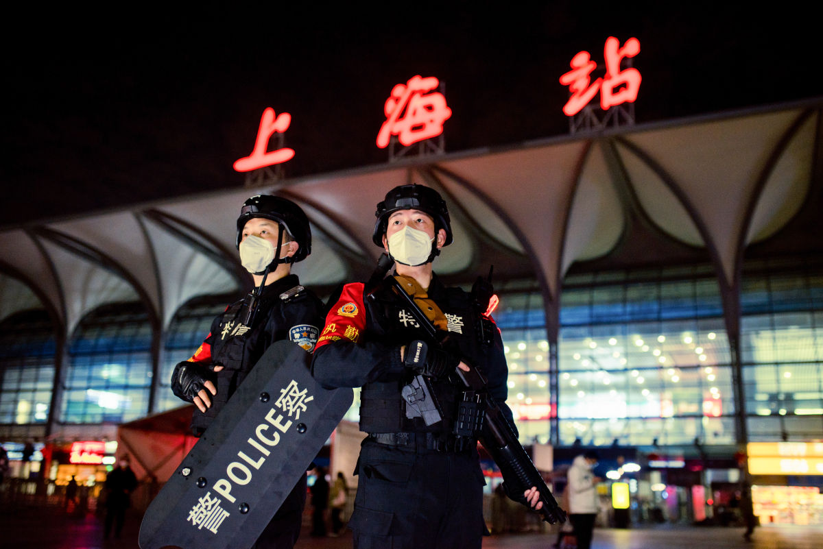 灯火辉映的上海火车站，特警队员正在广场立岗，默默守护着站车平安。（摄影 章琦）