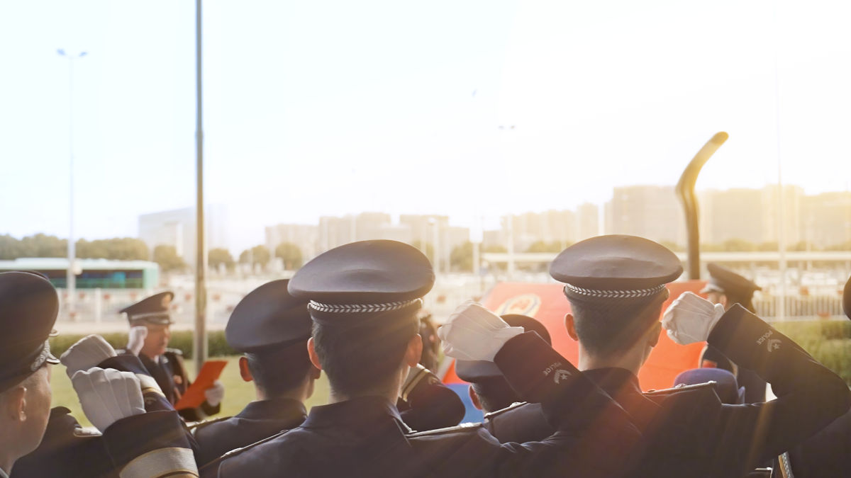 警察节当日上午，苏州北站派出所民警集体向警旗庄严宣誓。（摄影 鞠智石）
