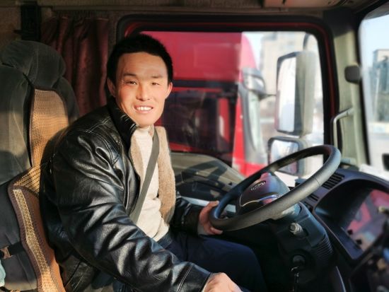 图：货车司机李保民疫情爆发初为武汉送蔬菜，一句“没钱可以出力”看哭千万人。