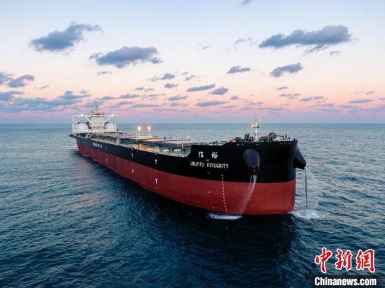 中国船舶外高桥造船农历兔年第一船签字交付