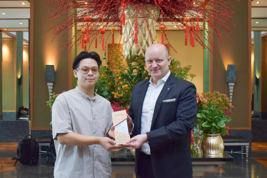 图：曼谷素凯泰酒店总经理Alexander Schillinger（右）为冠军Yanothai Treeratchotikul颁奖。