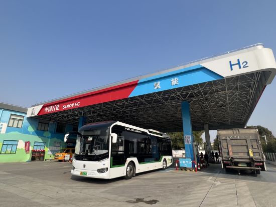 中国石化首次为上海城市运营公交加氢