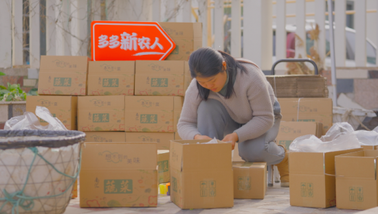 图：每天，田虹需要独自分拣蔬菜、打包，然后逐一发往上海各个居民小区。
