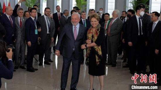 　　13日，正在上海访问的巴西总统卢拉出席了巴西前总统罗塞夫担任金砖国家新开发银行行长的就职典礼。康玉湛 摄
