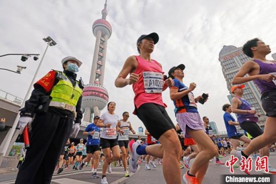 东方明珠塔下 上海半程马拉松赛鸣枪起跑