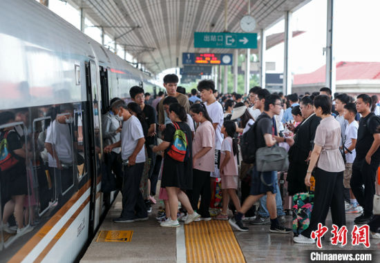 8月1日，旅客在位于天津的武清站乘车。当日，中国国家铁路集团有限公司发布数据，中国铁路暑运自7月1日拉开帷幕，至7月31日时间过半，全国铁路旅客发送共完成4.06亿人次、日均1310万人次。 中新社记者 贾天勇 摄