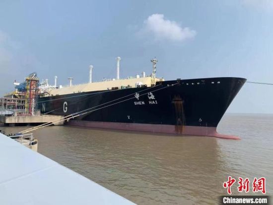 “申海”号液化天然气运输船在港作业。姚陈滢 摄