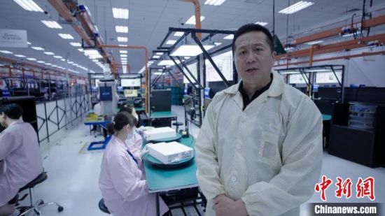 波士頓科學中國區研發部總監張成在上海捷普工廠介紹本土生產線。中新網記者 康玉湛 攝