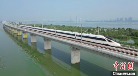 一趟试运行列车驶过沪宁沿江高铁常州特大桥滆湖段。　陈苏青摄