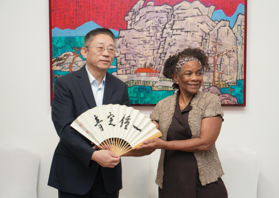 上海国拍、上海外滩艺术中心董事长戴佩华向Peggy Blood 教授赠送文创礼物。