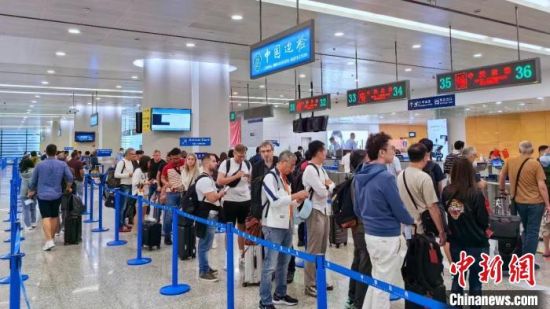 　今年前三季度浦东国际机场口岸出入境人员达1132万人次。(石明明摄)