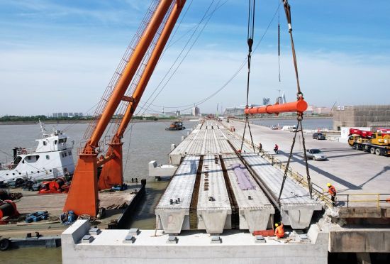 图：罗泾码头引桥建设场景。