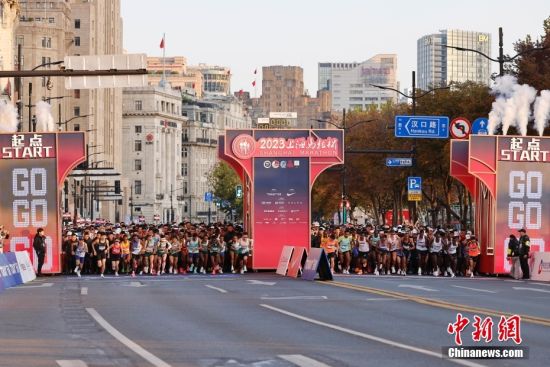 11月26日，第27届上海马拉松在上海外滩金牛广场鸣枪起跑，约38000名来自世界各地的跑者汇聚上海，感受上海的城市风情。据悉，上海马拉松为中国国内首个获得世界田联白金标认证的马拉松赛事。