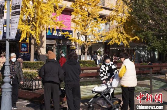 　　12月1日，市民带着孩子在上海市长宁区黄金城道享受午后阳光。中新网记者殷立勤摄