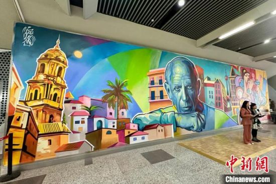 　　西班牙艺术家爱德华多·卢克(艺名：Lalone)在上海龙阳路地铁站创作的大型墙绘作品。　中新网记者 王笈 摄