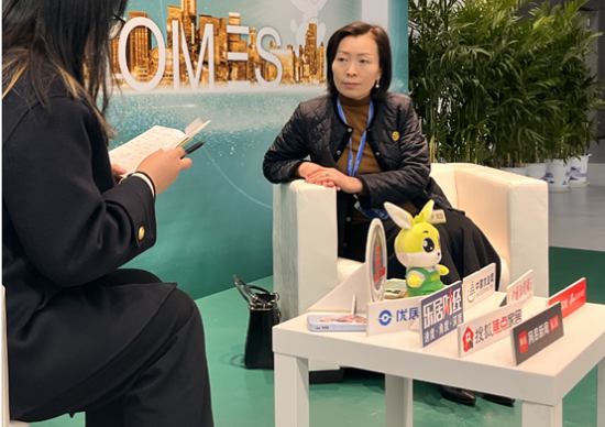 图：兔宝宝上海区域经销商冯如月正在接受采访。