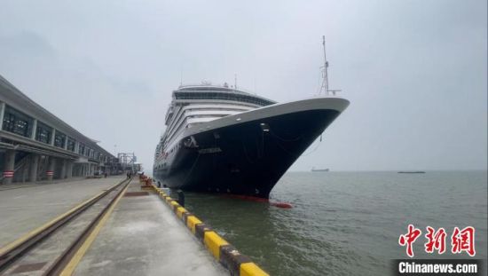   “威斯特丹”号6日抵沪，靠泊上海吴淞口国际邮轮港。(卢姣摄)
