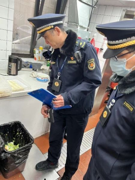 图：普陀区曹杨新村街道综合行政执法队中队对辖区内餐饮店进行了严格的执法检查。