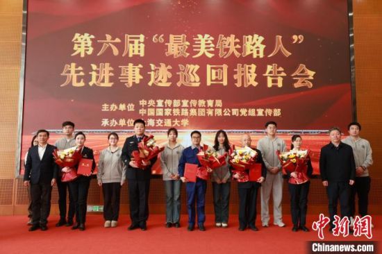 　　上海交通大学为5位报告团成员颁发“大思政课”兼职导师证书。上海交通大学供图