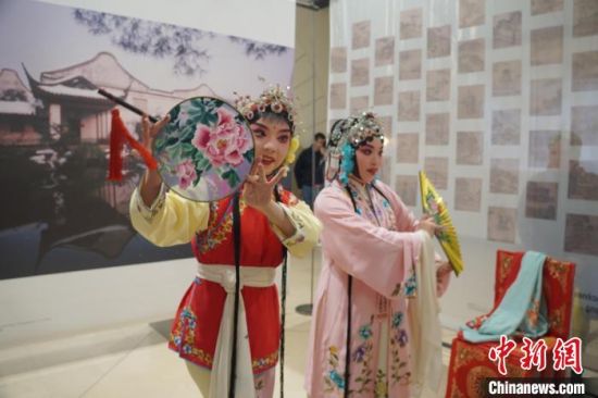 　　同济大学与上海昆剧团联袂打造的学生版《牡丹亭》，选取了以“杜丽娘”与“春香”这两个中华戏曲里最为经典的形象进行表演。　　聂阳阳 摄