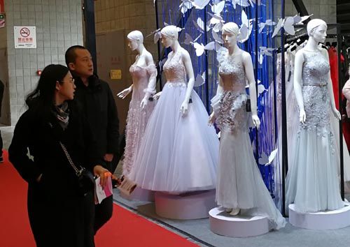 2018婚纱展_2018中国重庆时尚周闭幕中式婚纱展现东方之美(2)
