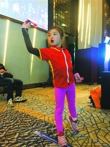 7岁 小不点 是飞镖神童 - 上海新闻网