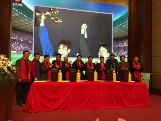 中国首位亚洲足球先生范志毅以酒为媒为伤残运