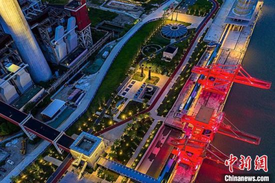 上海黄浦江畔工业遗产承载新兴业态 焕发新光彩