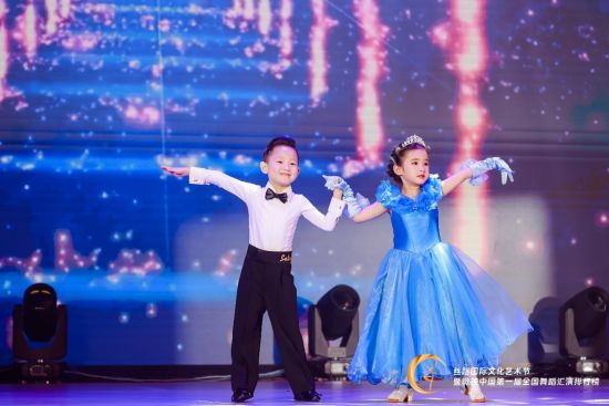微视中国第一届全国舞蹈汇演排行榜汇演晚会在沪举行