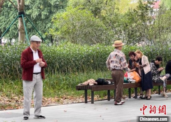 （申城风景线）不用年龄定义生活 上海摩登长者活出自我
