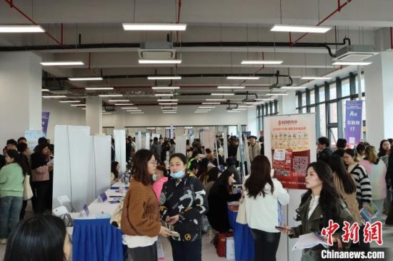 400家企业带来近1.2万个用人需求 上海市民办高校联合招聘会举行