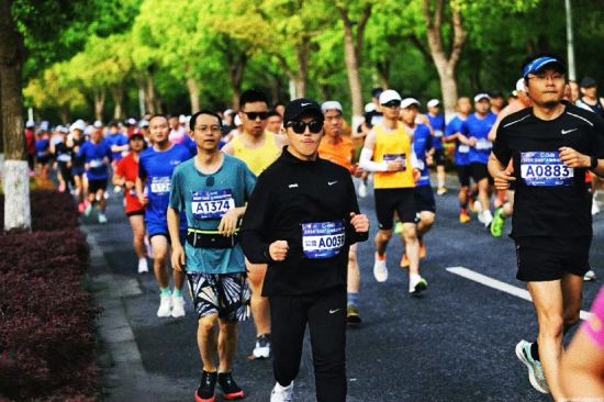 致敬世界地球日！范景翔参加“G60”上海佘山半程马拉松 慈善发行《漫游者》